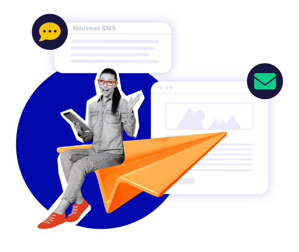 Femme souriante tenant une tablette, assise sur un avion en papier orange, illustrant l’envoi de SMS et d’emails automatisés avec gestion de contacts.