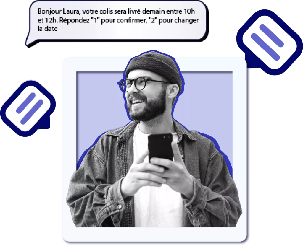 Mailchimp pour un Homme souriant tenant un smartphone, illustrant une notification de livraison par SMS avec options de confirmation ou de modification.